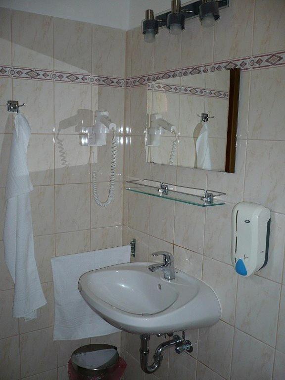 Fenyves Fogado Szurdokpüspöki Ruang foto