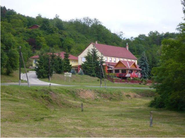 Fenyves Fogado Szurdokpüspöki Bagian luar foto