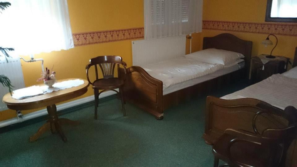Fenyves Fogado Szurdokpüspöki Ruang foto